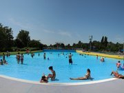 Hallen- und Freibad Ketsch - Familienfreundliches Freizeitbad mit kindgerechter Rutsche
