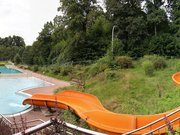 Stadtbad Hohnstein - kompaktes Freibad mit orangener Riesenrutsche