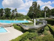 Freibad Feuchtasia Feucht - Waldbad mit großer Wasserlandschaft und 70-Meter-Riesenrutsche